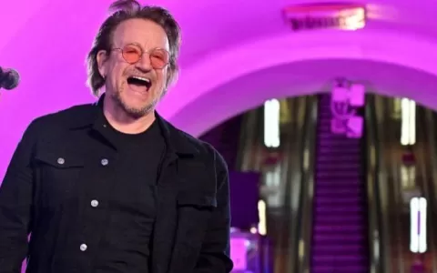 Bono Vox e The Edge fazem show surpresa em metrô d