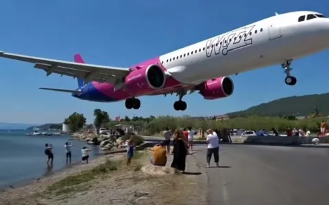 Vídeo mostra avião pousando a poucos metros da cab