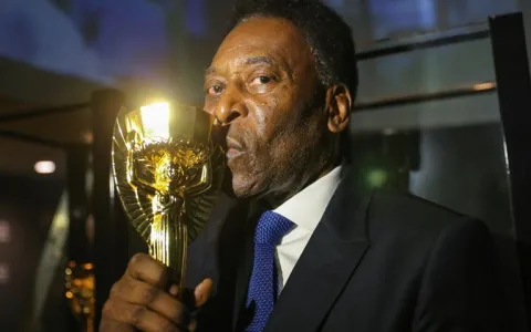 Pelé, Rei do Futebol, morre aos 82 anos em São Paulo