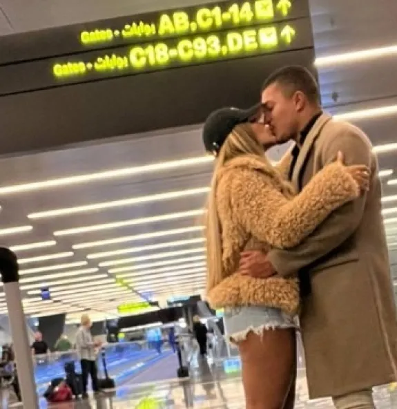 Modelo é detida ao beijar namorado em aeroporto no