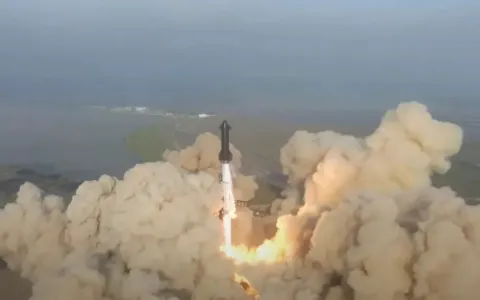 Foguete mais poderoso do mundo, da SpaceX, explode