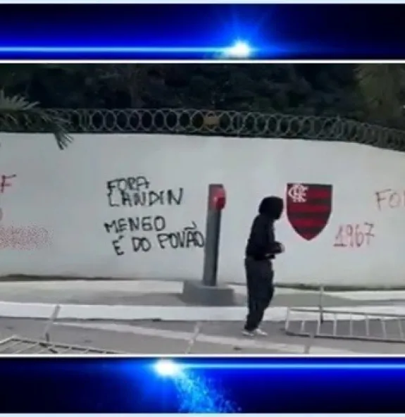 Torcida do Flamengo protesta no CT Ninho do Urubu;