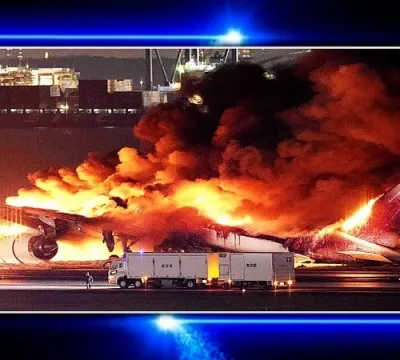 Avião com 379 pessoas a bordo pega fogo após colidir com outra aeronave no Japão; veja vídeo