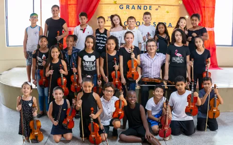 Projeto social leva aulas de violino a 72 crianças