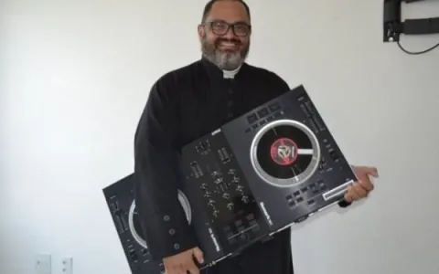 Quem é o padre DJ que viralizou nas redes sociais?