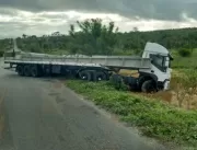 Piritiba: Caminhão fica atravessado na BA-131 após