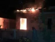 Mais uma casa é consumida pelo fogo