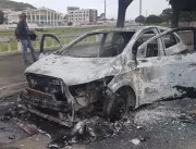 Veículo Onix pega fogo na Av Orlando Oliveira Pire