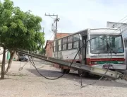 Ônibus desce desgovernado e derruba poste de energ