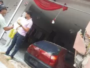 Carro invade loja no centro de Serrolândia na manh