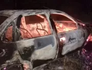 Carro pega fogo após suposta colisão próximo a Esc
