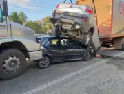 Caminhão bate contra carros e causa engavetamento 