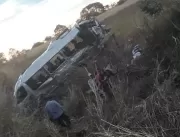 Acidente entre van e caminhão deixa dois mortos e 