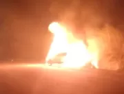 Veículos pegam fogo após colisão e deixam feridos 