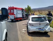 Colisão entre três veículos deixa feridos e uma mu