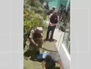 Vídeo mostra policiais agredindo homens durante co