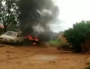 Carro incendiado em Caatinga do Moura de Jacobina