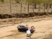 Fio de alta tensão cai na estrada e mata motocicli
