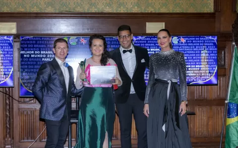 Karine Aguiar recebe prêmio de melhor cantora do B