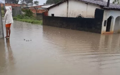 Chuva forte alaga casas e ruas de Alagoinhas