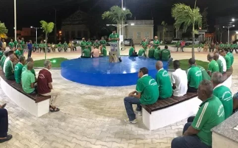 Cerca de 100 homens se reúnem na Praça da Bíblia p