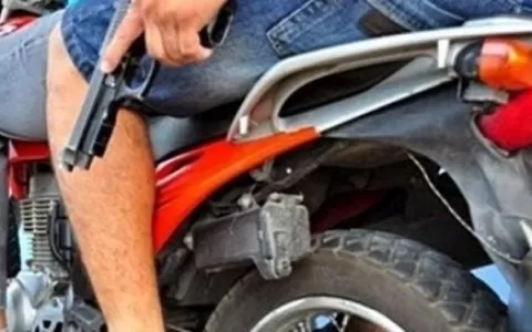 Bandidos em moto fazem arrastão e tomam celulares 