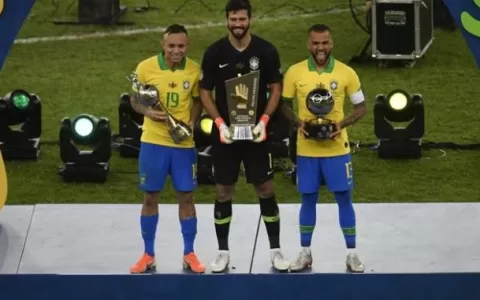 Com Dani Alves, Conmebol divulga a Seleção da Copa