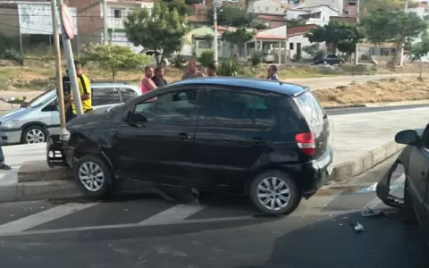 Imprudência: Condutor invade sinal vermelho e caus