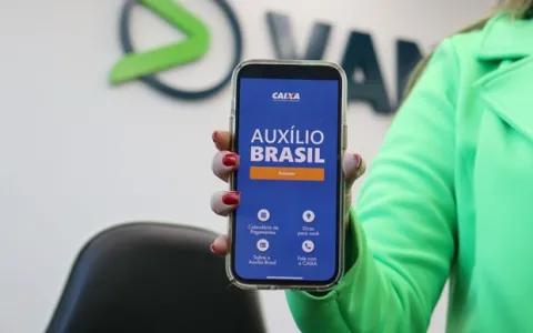 Auxílio Brasil: texto sobre consignado recebe assi