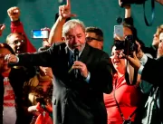 Em discurso, Lula chora e diz que se prepara para 