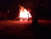 Carro é incendiado em Serrolândia na noite deste d