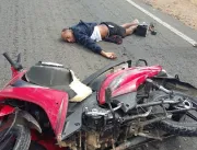 Homem sofre acidente de moto e fica caído à espera