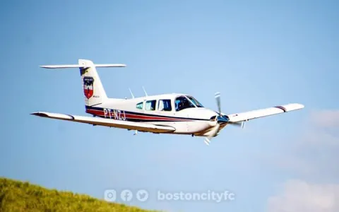 Boston City FC apresenta avião para transporte de 