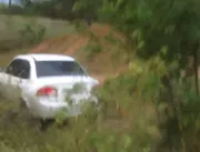 Homem perde controle do carro e cai em ribanceira 
