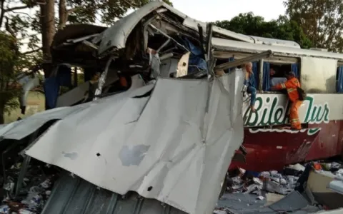 Ônibus da Bilek Tur bate em caminhão-baú na BR-135