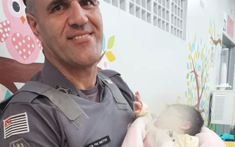 Recém-nascida engasgada é socorrida por policiais 