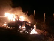 Carro pega fogo após bater em cavalo; motorista fi
