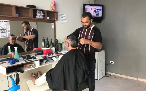 Com R$ 21 mil do Banco do Povo, barbeiro em SP sai