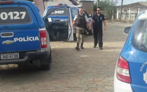 Policia Militar juntamente com a Polícia Civil des