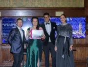 Karine Aguiar recebe prêmio de melhor cantora do B