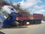 Condutor de caminhão quase tomba ao sair da pista 