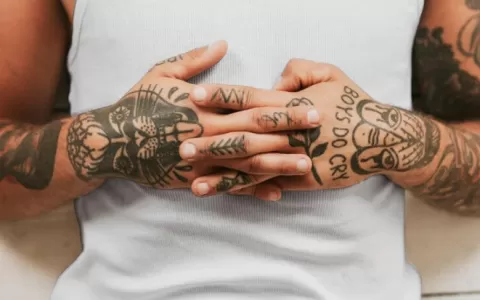 Local da tatuagem pode influenciar na dor e cicatr