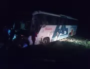 Ônibus da São Luiz sofre acidente e capota na BR-2