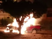 Fogo destrói veículo Strada no Mundo Novo em Jacob