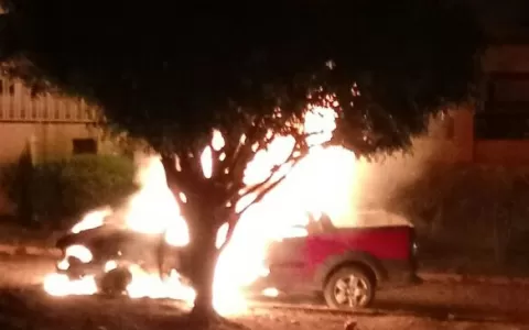 Fogo destrói veículo Strada no Mundo Novo em Jacob