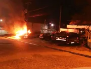 Quatro carros são destruídos pelo fogo em frente a