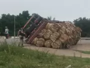Caminhão tomba em Capim Grosso