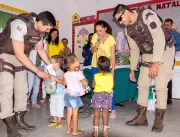 Polícia Militar entrega presentes a crianças em Vá