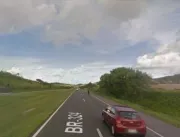Três homens armados atravessam carro e fazem arras