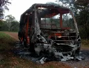 Ônibus escolar com 30 crianças dentro pega fogo no